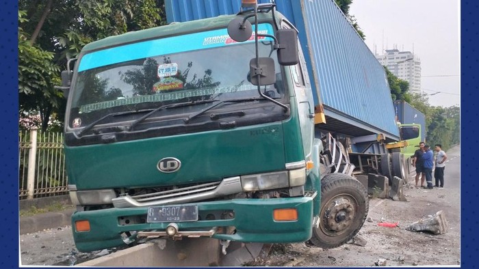 Truk Kontainer Tabrak Separator Jalan di Jakbar gegara Sopir Hilang Kendali