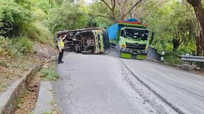 Truk muat semen terguling di jalur Amlapura-Singaraja akibat tak kuat nanjak, Selasa (15/7/2025).