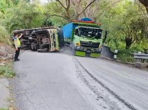 Truk Muat Semen Terguling di Karangasem, Jalur Amlapura-Singaraja Macet
