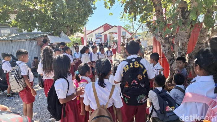 uasana siswa SDN Tenau, Kota Kupang, NTT, menunggu pembagian jatah MBG, Selasa (15/7/2025).