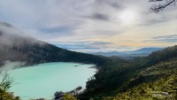 Kawah Putih dengan latar belakang sunrise