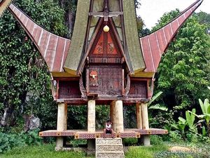 Uniknya Tongkonan Beratap Tiga di Taniasa Tana Toraja