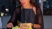 Ia mendapatkan kejutan kue ulang tahun dari keluarganya berupa cake berwarna hijau cantik yang dengan tiga lilin di atasnya. Foto: Instagram @ussypratama