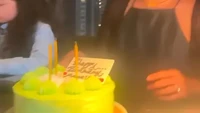 Tampak wajah Ussy cukup terkejut saat mendapatkan kejutan kue ulang tahun ini dari sang suami. Foto: Instagram @ussypratama