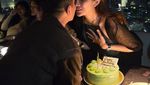 Potret Ultah Ussy Sulistiawaty Dirayakan dengan Makan Malam Keluarga