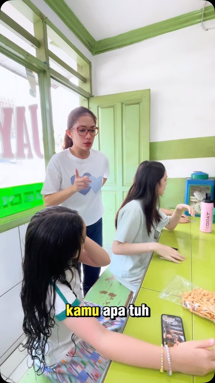 Ultah Ussy Sulistiawaty, Dirayakan dengan Makan Malam Keluarga