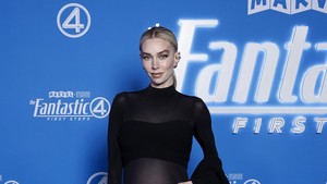 Sambil tersenyum, Vanessa dengan lembut meletakkan tangan di perutnya, momen manis yang bikin banyak orang ikut bahagia. Foto: Getty Images/Brendon Thorne