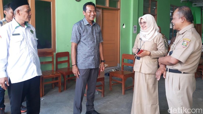 Wakil Bupati Batang, Suyono, menengok 4 anak korban kekerasan di Mojo, Andong, Boyolali, Selasa (15/7/2025) siang.