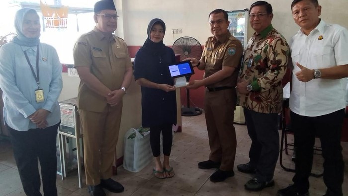 Wabup OKU saat meninjau perangkat tapping box di sejumlah tempat usaha di Kota Baturaja