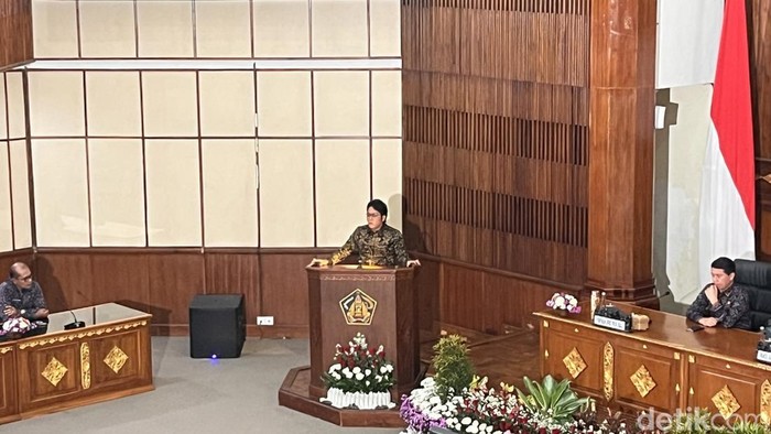 Wagub Bali I Nyoman Giri Prasta saat memberikan arahan dalam Rapat Koordinasi Tim Penanggulangan Kemiskinan Bali di Kantor Gubernur Bali, Selasa (15/7/2025).