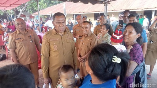 Wagub NTT Jhoni Asadoma bertemu penyintas erupsi Gunung Lewotobi Laki-Laki di posko Desa Bokang Wolomatang, Kecamatan Titehena, Flores Timur, Selasa (15/7/2025). (Foto: Yurgo Purab/detikBali)