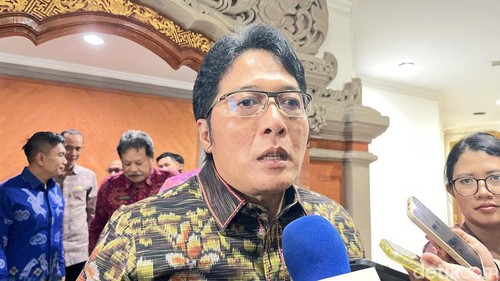 Wakil Gubernur Bali I Nyoman Giri Prasta saat diwawancarai di Kantor Gubernur Bali, Selasa (15/7/2025).