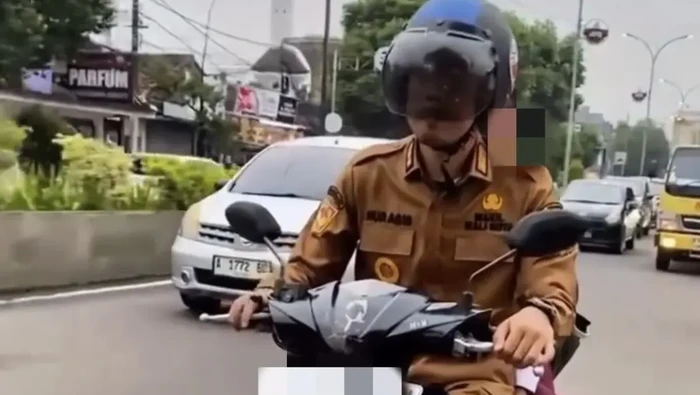 Wakil Wali Kota Serang Nur Agis Aulia membonceng anak ke sekolah di hari pertama MPLS di Kota Serang, Senin (14/7/2025)