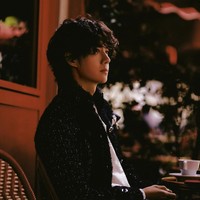 Bintang serial ‘The Untamed’ ini berhasil memadukan potongan Chanel yang secara teknis diciptakan untuk womenswear, namun dieksekusi dengan styling maskulin. Foto: Instagram/@yibo.w_85