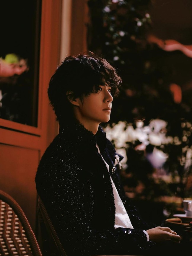 Bintang serial ‘The Untamed’ ini berhasil memadukan potongan Chanel yang secara teknis diciptakan untuk womenswear, namun dieksekusi dengan styling maskulin. Foto: Instagram/@yibo.w_85