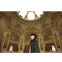 Wang Yibo hadir sebagai salah satu tamu A-list di fashion show rumah mode asal Prancis, Chanel. Aktor sekaligus penyanyi ini tampil membawa busana wanita namun tetap memancarkan karisma maskulin. Foto: Instagram/@yibo.w_85