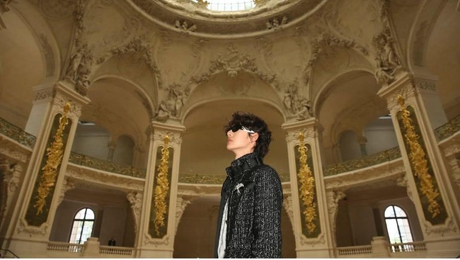 Wang Yibo hadir sebagai salah satu tamu A-list di fashion show rumah mode asal Prancis, Chanel. Aktor sekaligus penyanyi ini tampil membawa busana wanita namun tetap memancarkan karisma maskulin. Foto: Instagram/@yibo.w_85