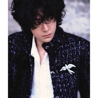 Di balik jaket, pria 27 tahun ini memilih kemeja putih berbahan lace, memperkuat nuansa couture tanpa terkesan terlalu formal. Kemeja dibiarkan sedikit terbuka di bagian kerah, menghadirkan kesan casual namun tetap stylish. Foto: Instagram/@yibo.w_85