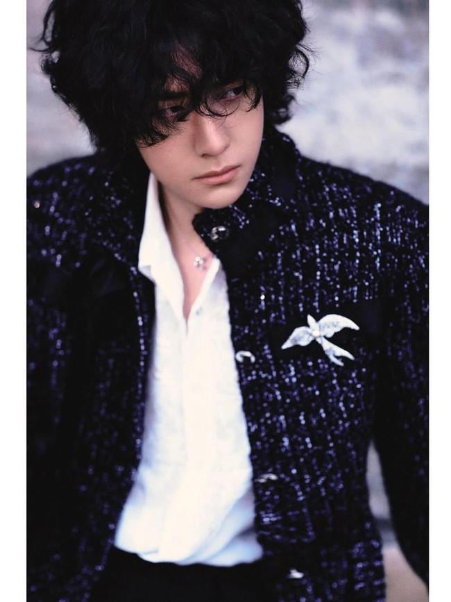 Di balik jaket, pria 27 tahun ini memilih kemeja putih berbahan lace, memperkuat nuansa couture tanpa terkesan terlalu formal. Kemeja dibiarkan sedikit terbuka di bagian kerah, menghadirkan kesan casual namun tetap stylish. Foto: Instagram/@yibo.w_85