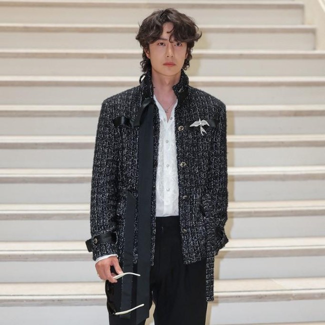 7 Gaya Aktor Wang Yibo Curi Atensi di Show Chanel, Pakai Koleksi Baju Wanita
