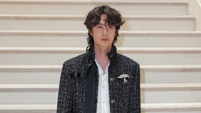 7 Gaya Aktor Wang Yibo Curi Atensi di Show Chanel, Pakai Koleksi Baju Wanita