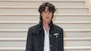 7 Gaya Aktor Wang Yibo Curi Atensi di Show Chanel, Pakai Koleksi Baju Wanita