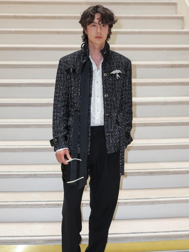 7 Gaya Aktor Wang Yibo Curi Atensi di Show Chanel, Pakai Koleksi Baju Wanita 7 Gaya Aktor Wang Yibo Curi Atensi di Show Chanel, Pakai Koleksi Baju Wanita