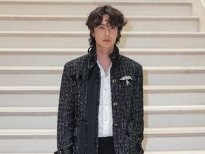 7 Gaya Aktor Wang Yibo Curi Atensi di Show Chanel, Pakai Koleksi Baju Wanita