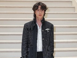 7 Gaya Aktor Wang Yibo Curi Atensi di Show Chanel, Pakai Koleksi Baju Wanita