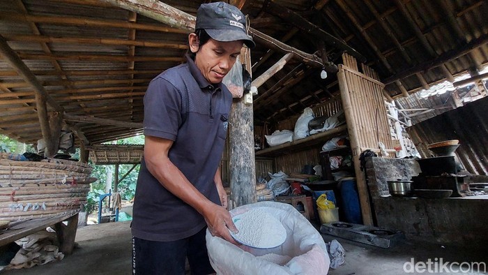 Warga Kampung Adat Cireundeu menunjukkan stok beras singkong.