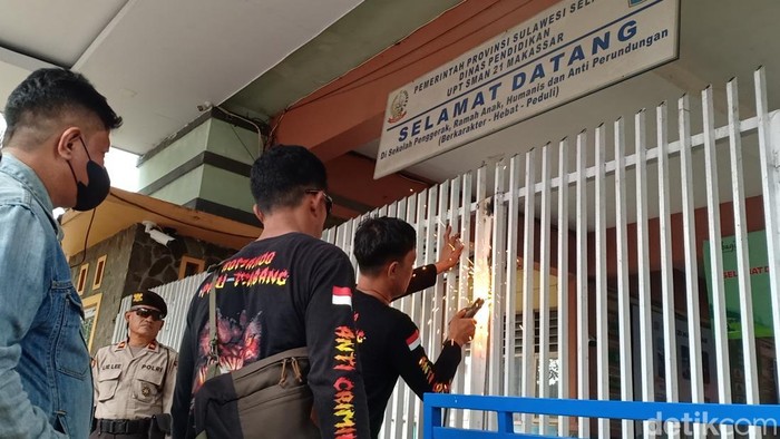 Warga segel pagar SMAN 21 Makassar pakai las buntut polemik SPMB 2025.