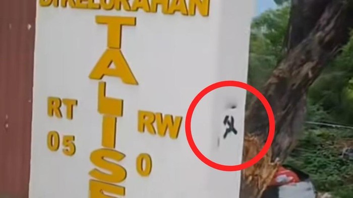 Warga temukan logo palu arit di gerbang Kelurahan Talise di Kota Palu.