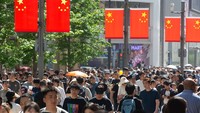 Perekonomian China mencatat pertumbuhan yang kuat sebesar 5,2% pada kuartal kedua 2025, menunjukkan model ekonominya yang berorientasi ekspor sejauh ini telah berhasil bertahan dari tarif AS. Namun, di balik ketangguhannya, keretakan semakin melebar. Getty Images/NurPhoto/Ying Tang