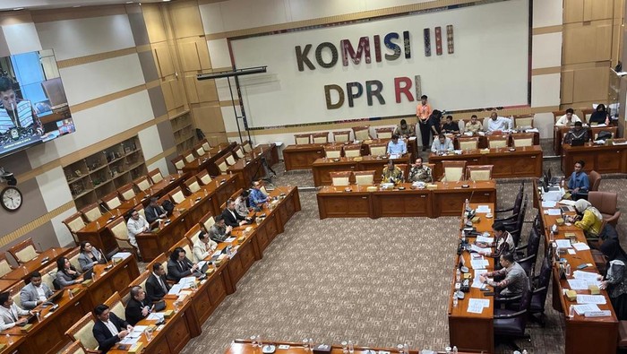 Advokat Tony Budidjaja menceritakan di depan Komisi III DPR, di gedung DPR, Jakarta Selatan, Rabu (16/7/2025).