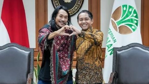 Agam Rinjani bersama Menteri Kehutanan Raja Juli Antoni di Kantor Kementerian Kehutanan.