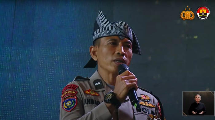 Aipda Rahmad Muhajirin meraih anugerah Hoegeng Awards 2025 kategori Polisi Berdedikasi. Dia menyampaikan mimpi bertemu Kapolri mewujud nyata. (Youtube Divhumas Polri)