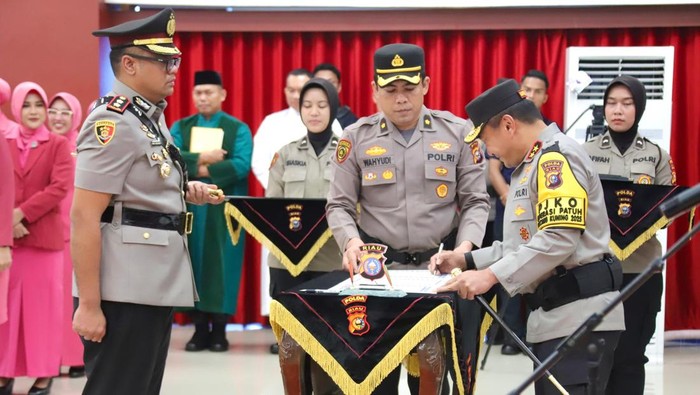AKBP Bobby Putra Ramadhan Sebayang resmi jabat Kapolres Kampar. Upacara farewell and welcome parade digelar di Polres Kampar, Rabu (16/7/2025).