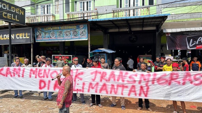 Aliansi Masyarakat Adat Dayak gelar aksi tolak program transmigrasi.