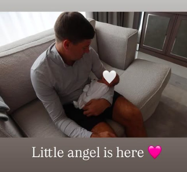 Lilly-Ella juga membagikan potret Steven menggendong cucu pertamanya di usia 45 tahun. Pria tersebut tampak tersentuh saat menyambut kelahiran Lila. Keluarga sepertinya sangat menantikan kehadirannya.  Foto: Instagram Lilly-Ella Gerrard