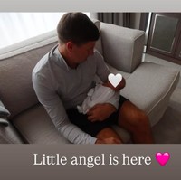 Lilly-Ella juga membagikan potret Steven menggendong cucu pertamanya di usia 45 tahun. Pria tersebut tampak tersentuh saat menyambut kelahiran Lila. Keluarga sepertinya sangat menantikan kehadirannya.  Foto: Instagram Lilly-Ella Gerrard