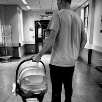 Lilly-Ella mengumumkan kelahiran anaknya melalui postingan di Instagram. Dalam foto hitam putih, wanita 21 tahun tersebut menampilkan sang kekasih, Lee Byrne, yang membawa ‘car seat’ bayi. Dalam keterangan, Lilly menyebut bahwa keluarga mereka bertambah dari 2 menjadi 3. Foto: Instagram Lilly-Ella Gerrard