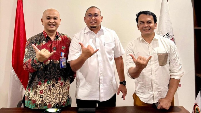 Ketua Umum DPP Ikatan Keluarga Minang (IKM) Andre Rosiade (tengah).