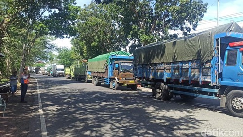 Antrean kendaraan menuju Pelabuhan Gilimanuk hingga di wilayah hutan Cekik, Rabu (16/7/2025). (I Putu Adi Budiastrawan/detikBali)