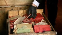 Isi kotak mencakup ribuan buku keanggotaan organisasi buruh Nazi, kartu pos, foto, dan materi propaganda yang dulu dikirim dari Kedutaan Besar Jerman di Tokyo pada 1941 melalui kapal Nan‑a‑Maru. (REUTERS/Corte Suprema de Justicia de la)  