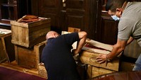 Pegawai Istana Kehakiman Argentina memindahkan peti berisi materi terkait Nazi yang ditemukan kembali di Istana Kehakiman di Buenos Aires, Argentina, dalam foto handout yang dirilis pada Senin (11/5/2025). Sebanyak dua lusin kotak kayu berisi dokumen Nazi itu ditemukan secara tak terduga di ruang arsip bawah tanah Mahkamah Agung saat persiapan museum baru di Buenos Aires. (REUTERS/Corte Suprema de Justicia de la)  