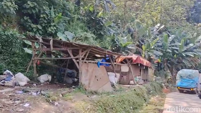 Bangunan liar di sepanjang jalan menuju TPA Sarimukti