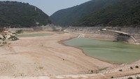 Pemandangan Bendungan Mseilha di Batroun, Lebanon utara, Kamis (10/7/2025). Bendungan yang dibangun dengan biaya sekitar US$64 juta (sekitar Rp 1,04 triliun) kini kering dan tidak mampu menampung air sejak dibangun pada 2019. (REUTERS/Mohamed Azakir)