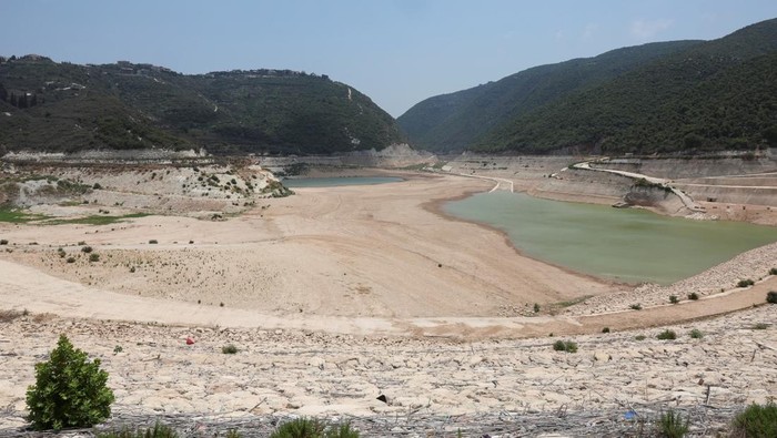 Bendungan Lebanon Ini Mengering, Jadi Proyek Mahal yang Gagal A view shows the Mseilha Dam in Batroun, northern Lebanon July 10, 2025. REUTERS/Mohamed Azakir