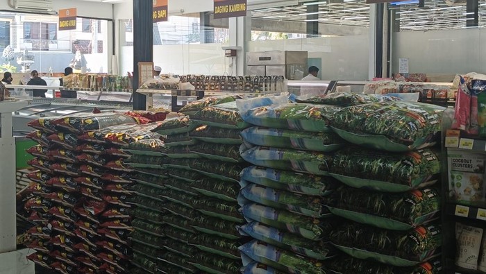 Beras berbagai merek yang dijual di salah satu supermarket di Jalan Tukad Yeh Aya, Denpasar, Rabu (16/7/2025). (Ni Made Lastri Karsiani Putri/detikBali)
