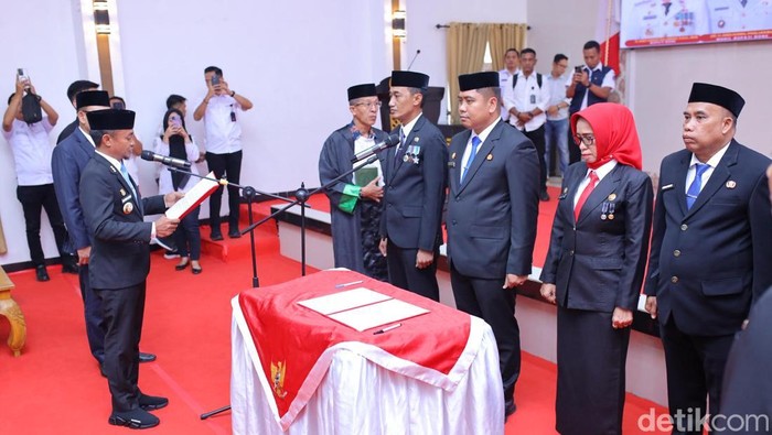 Bupati Bone Andi Asman Sulaiman melantik lima pejabat eselon II hasil lelang jabatan.